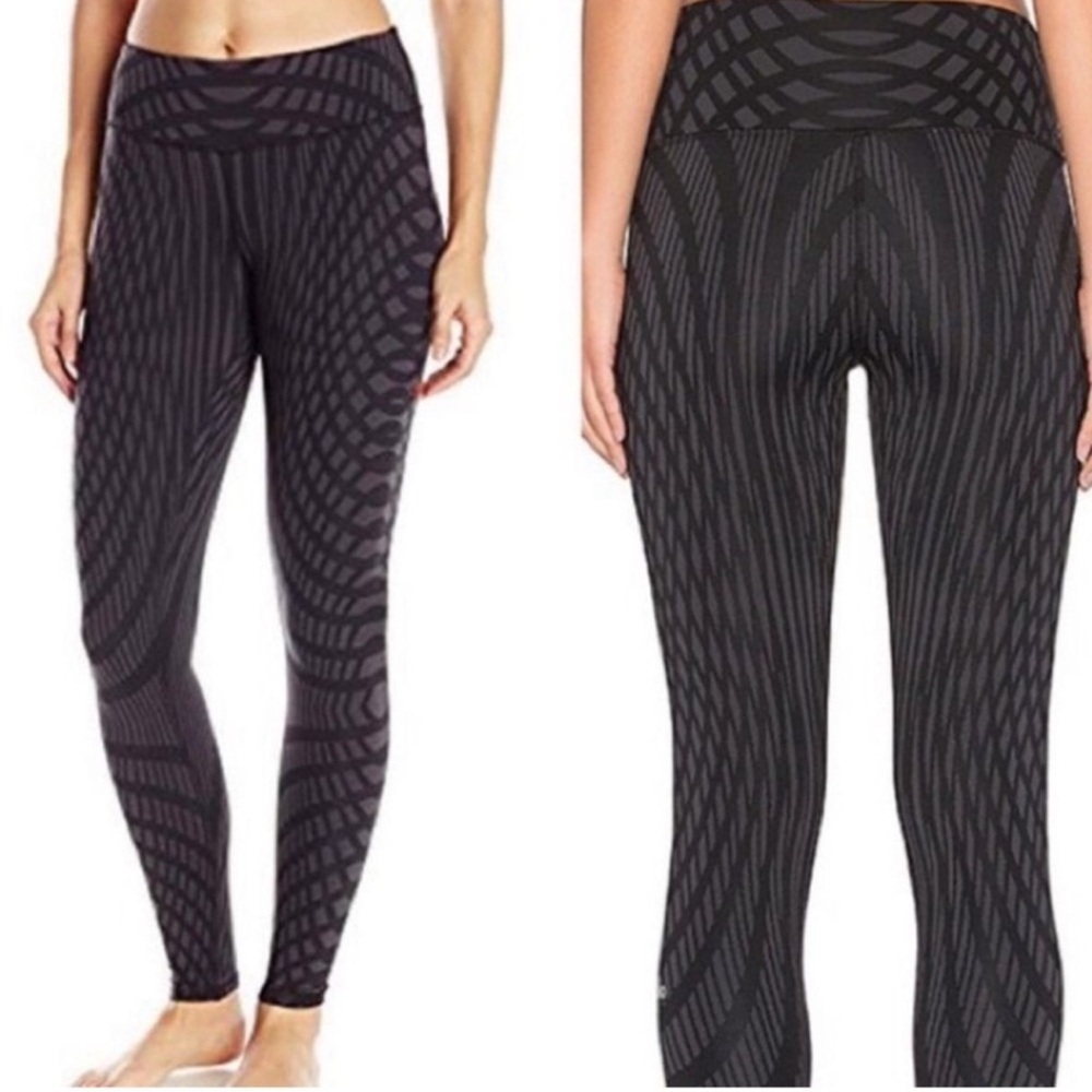 ALO Yoga arches airbrush leggings hinge in a great and black pattern. Size large